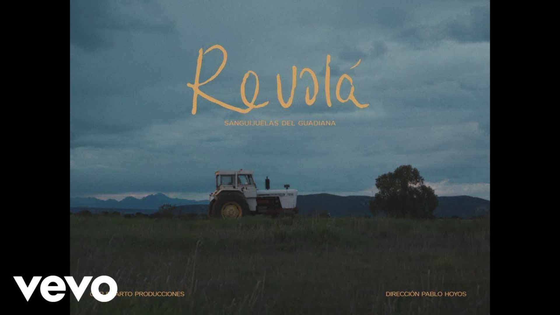 Tractor en un campo bajo un cielo nublado, con el título “Revolá” de Sanguijuelas del Guadiana y el logotipo de Vevo